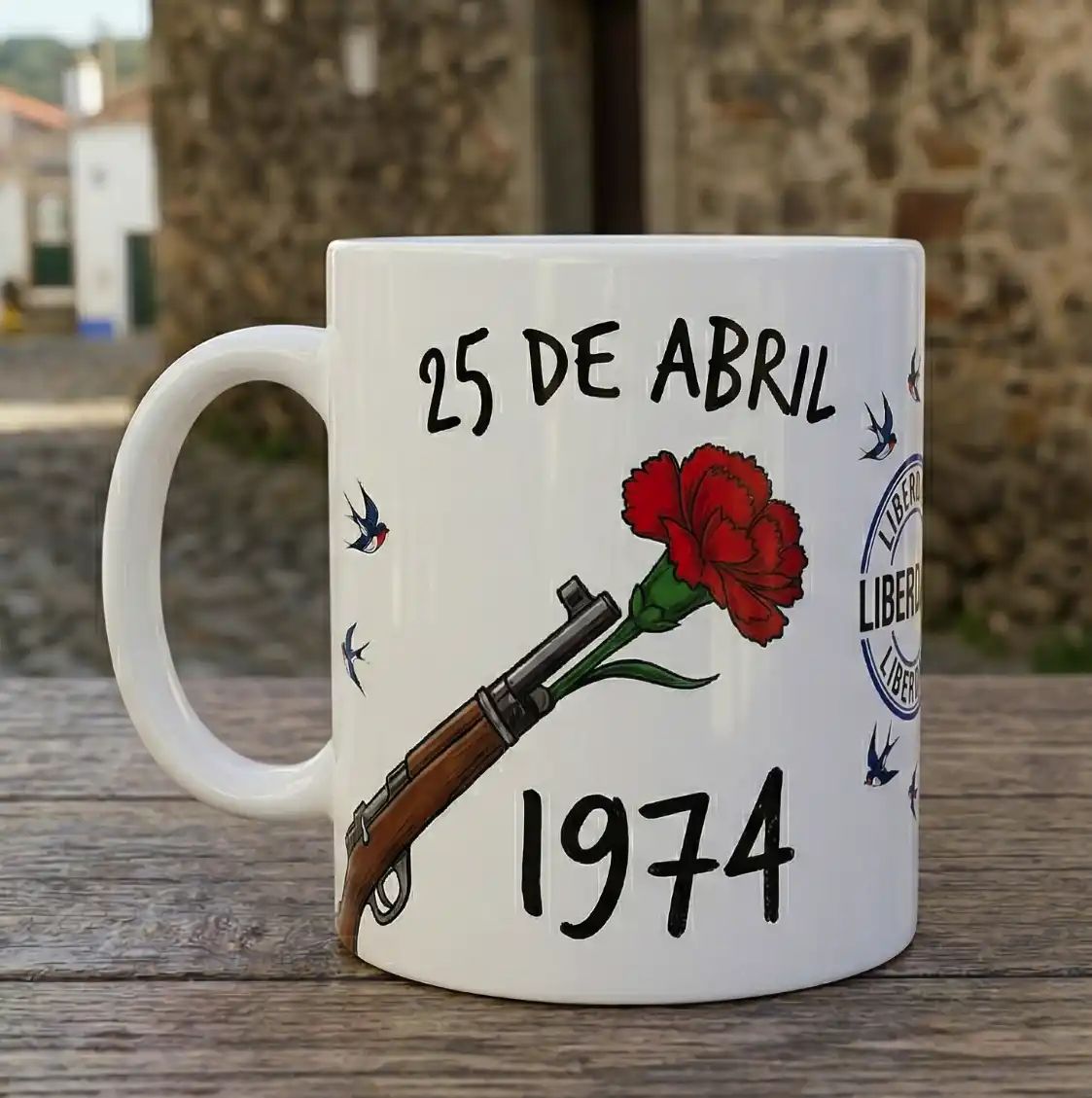 Caneca Comemorativa 25 de Abril – O Cravo e a Liberdade